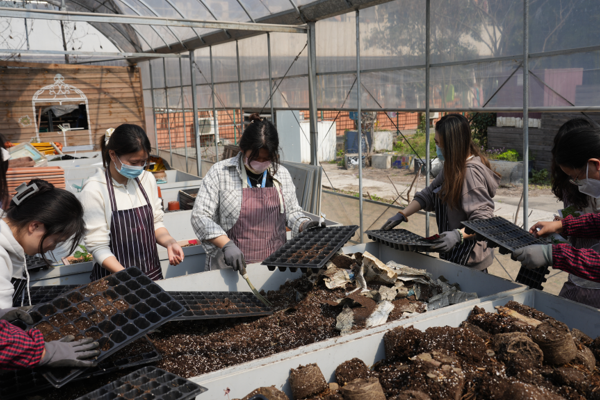 图为同学们在准备花肥 图为同学们在准备花肥