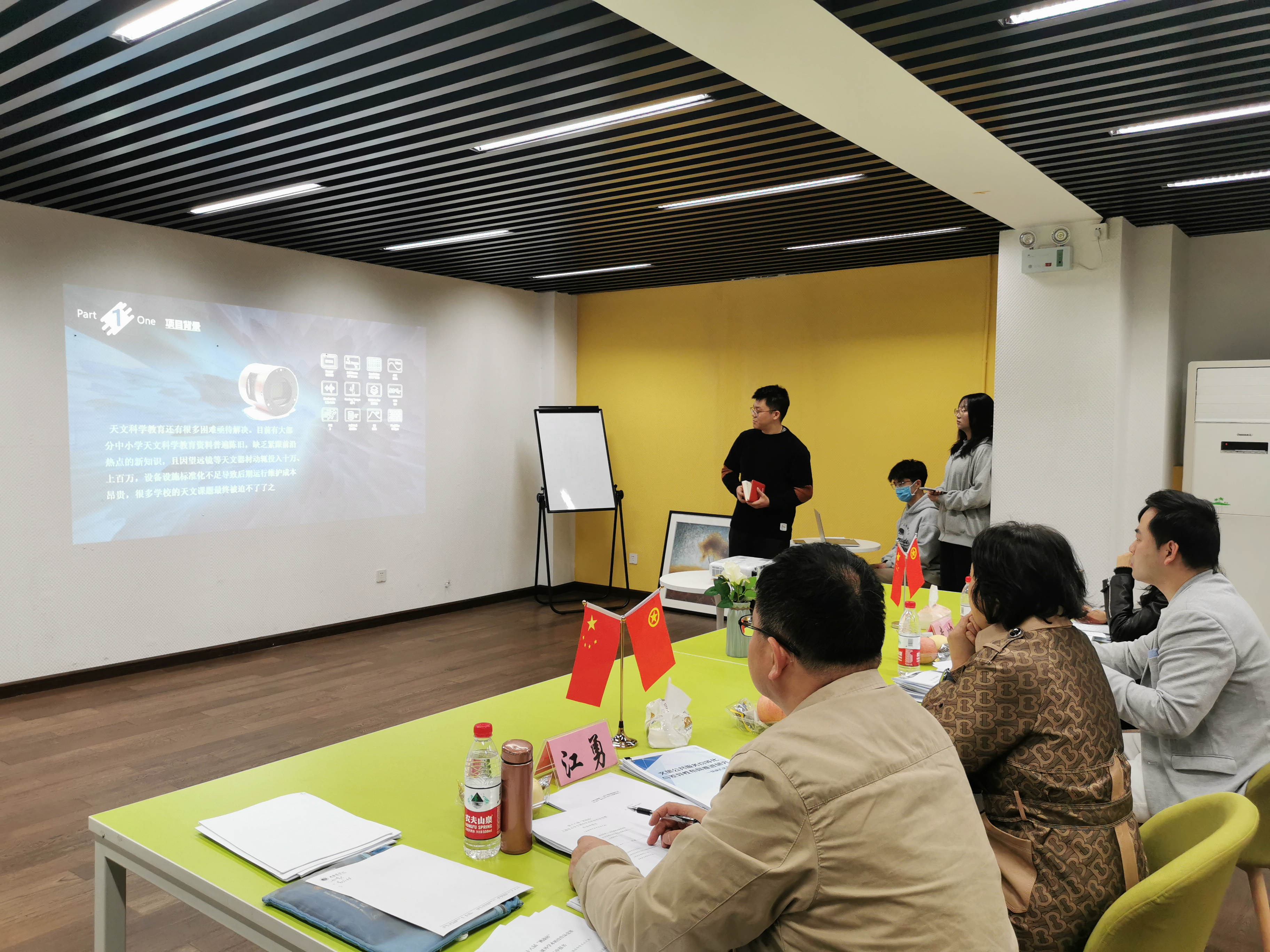 专家认真听取项目组成员讲解 专家认真听取项目组成员讲解