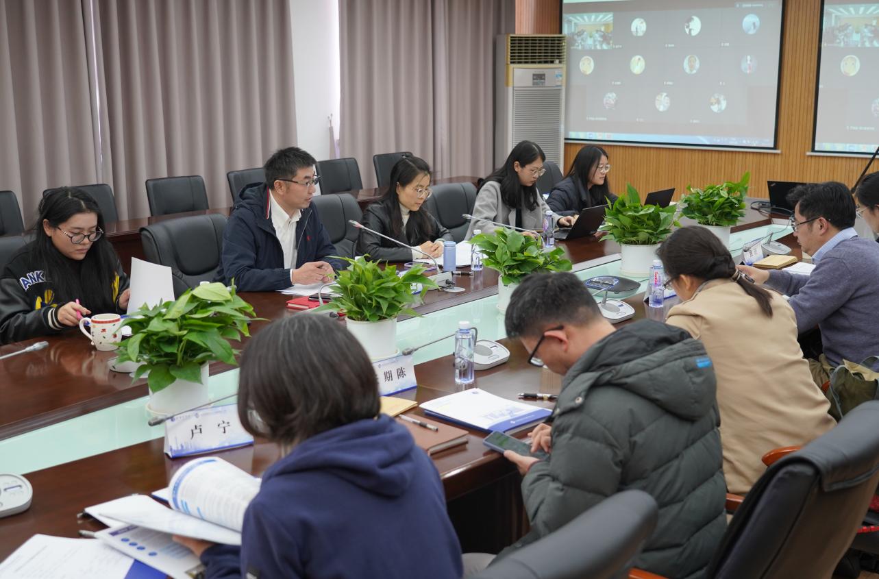 图为线下会议现场 图为线下会议现场