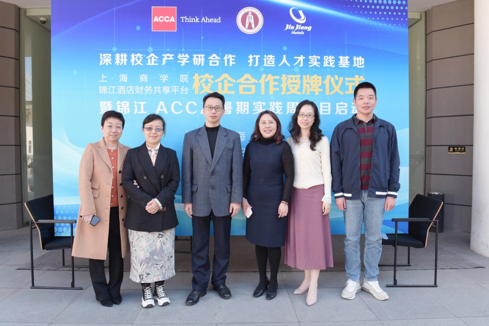 图为双方领导合影 图为双方领导合影