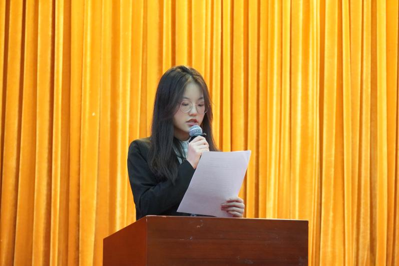 校学生会主席团成员陈雨春发言 校学生会主席团成员陈雨春发言