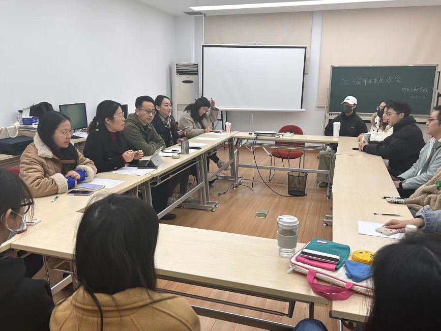 图为李志刚院长与毕业生代表交流 图为李志刚院长与毕业生代表交流