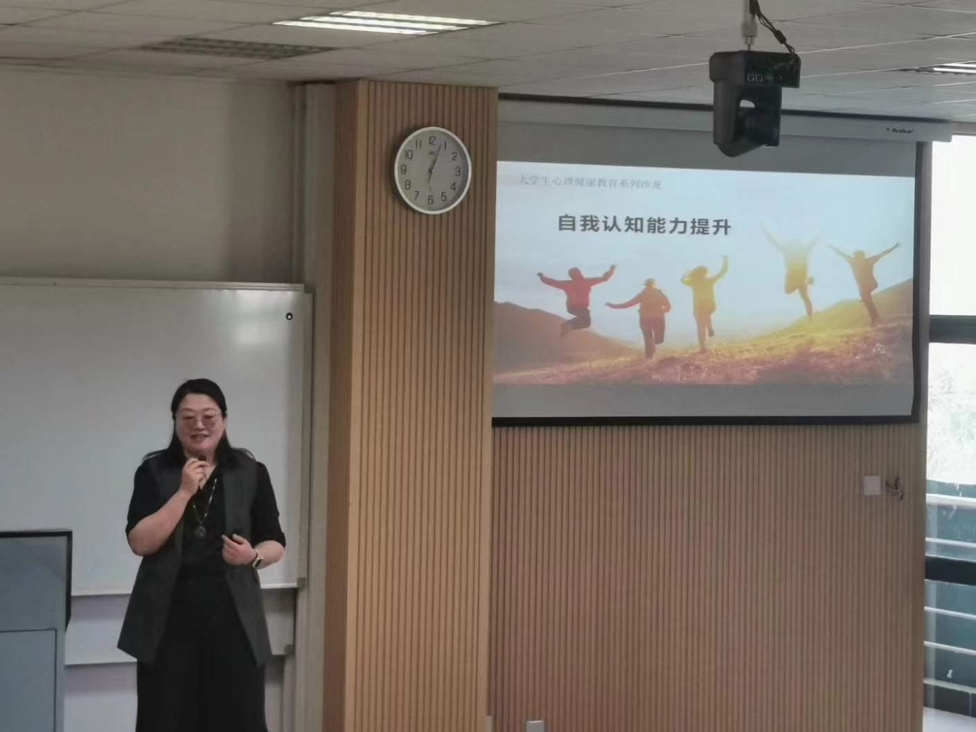 图为讲座现场 图为讲座现场