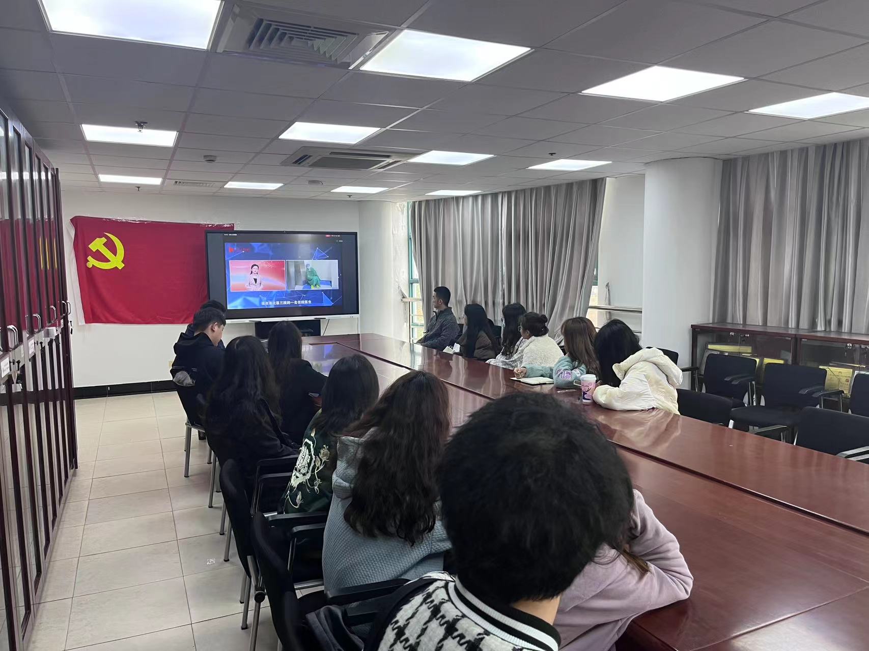 学生党支部学生观看直播中 学生党支部学生观看直播中