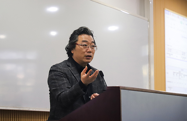 图为艺术设计学院院长罗兵教授在会上发言