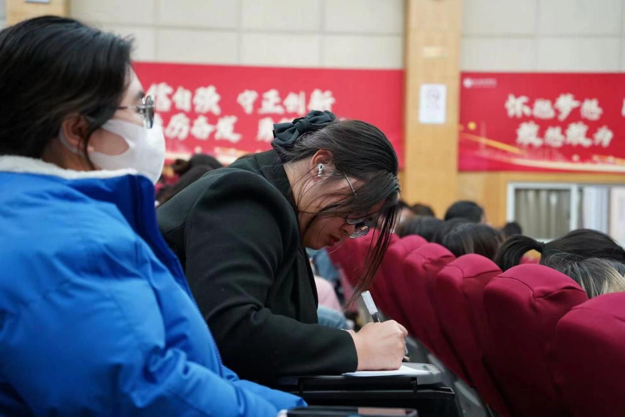 图为同学书写心愿箱 图为同学书写心愿箱