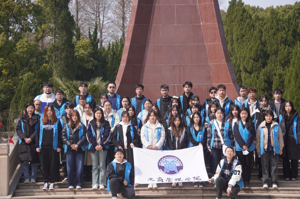 图为志愿者们合影留念