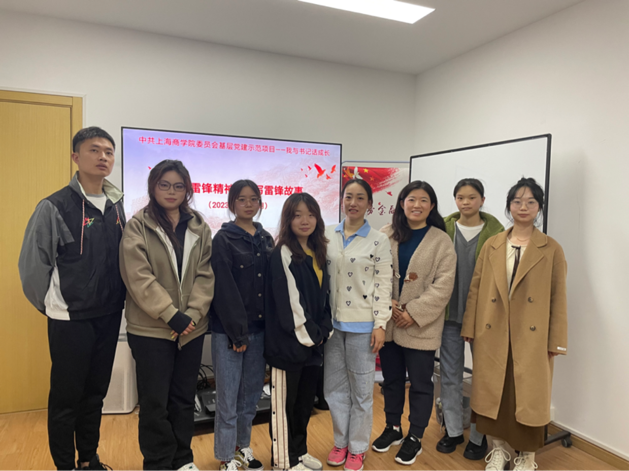 图为与会人员合影 图为与会人员合影