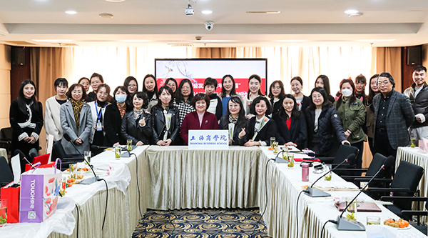 图为参加座谈会的老师们合影 图为参加座谈会的老师们合影