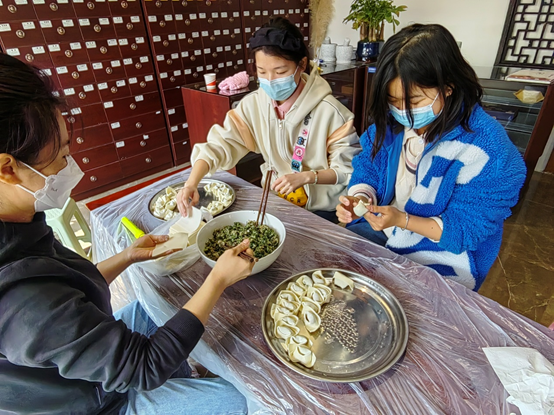 图为志愿者们在帮忙包大馄饨