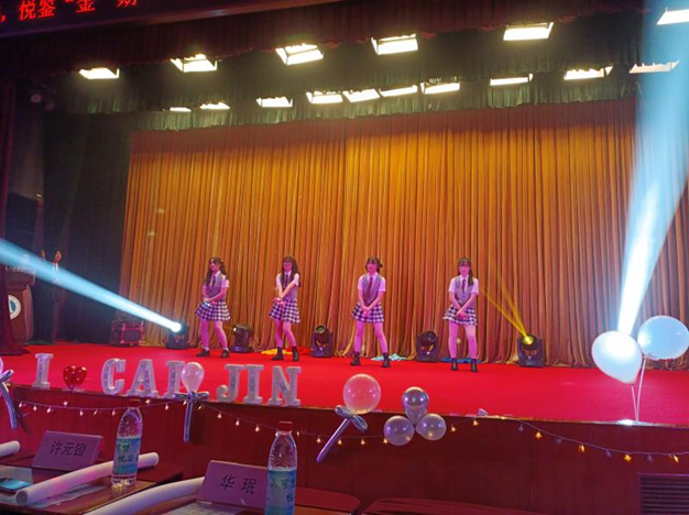 图为现代舞蹈表演 图为现代舞蹈表演