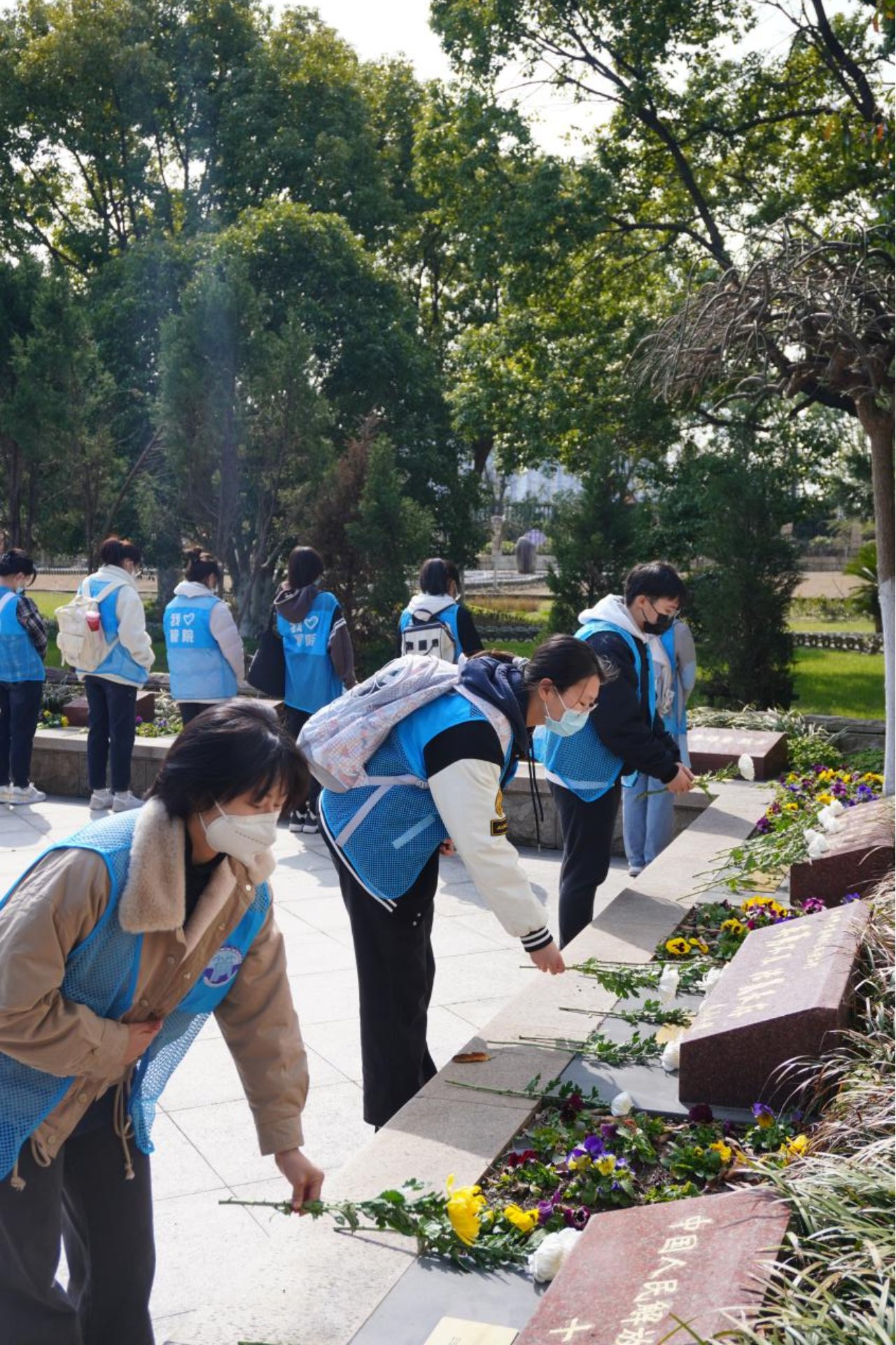 图为志愿者们依次献花