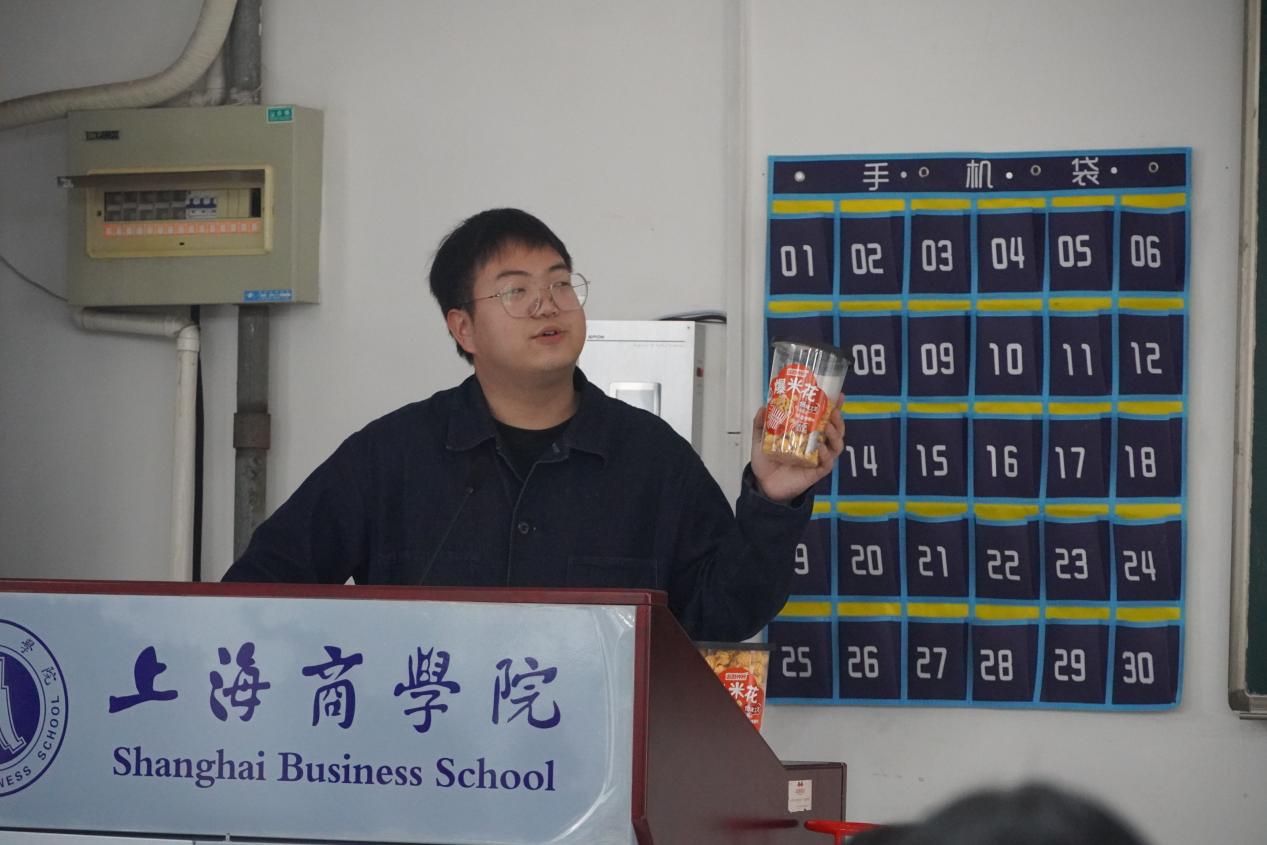 老师为学生介绍相关知识 老师为学生介绍相关知识