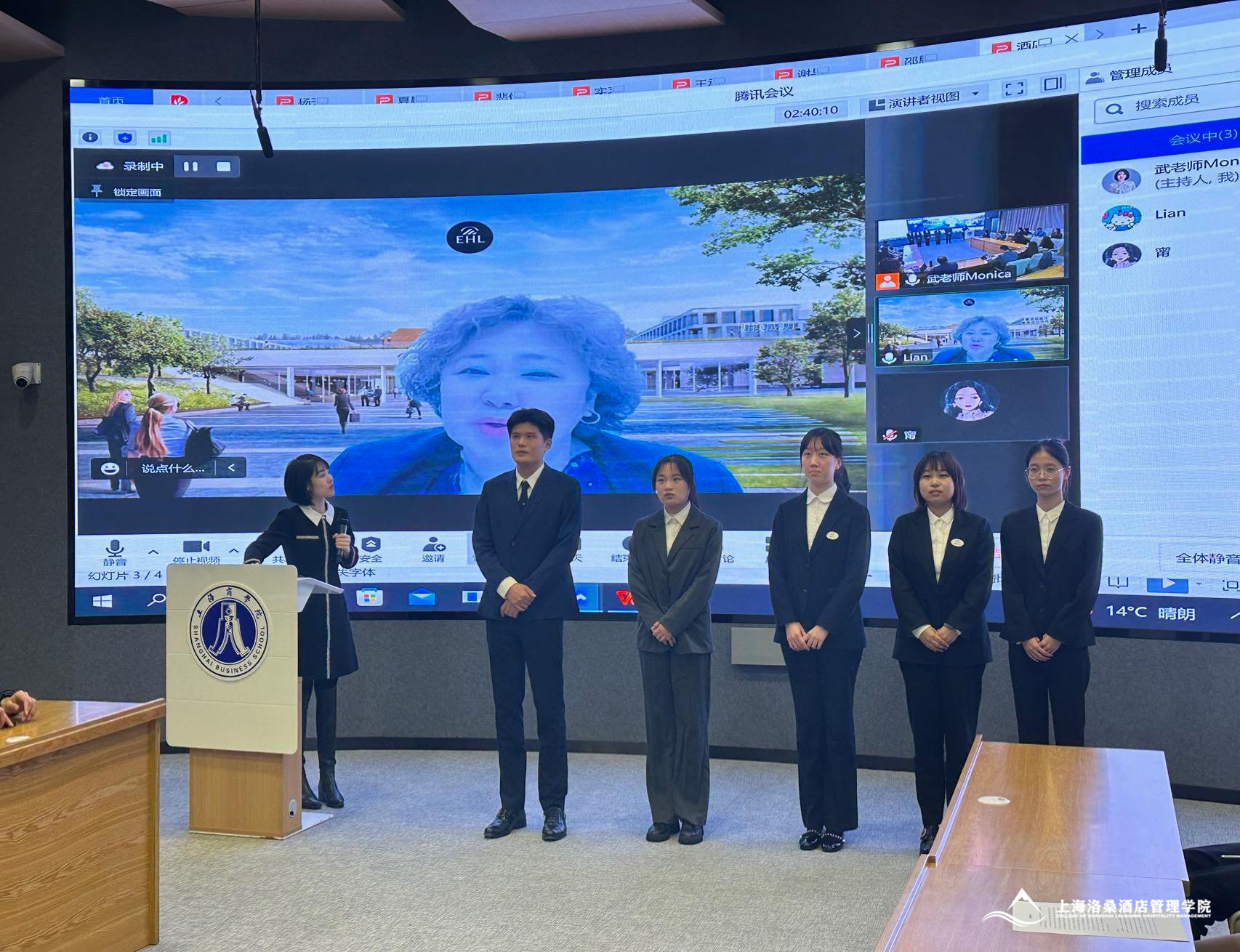 图为评委嘉宾进行点评 图为评委嘉宾进行点评