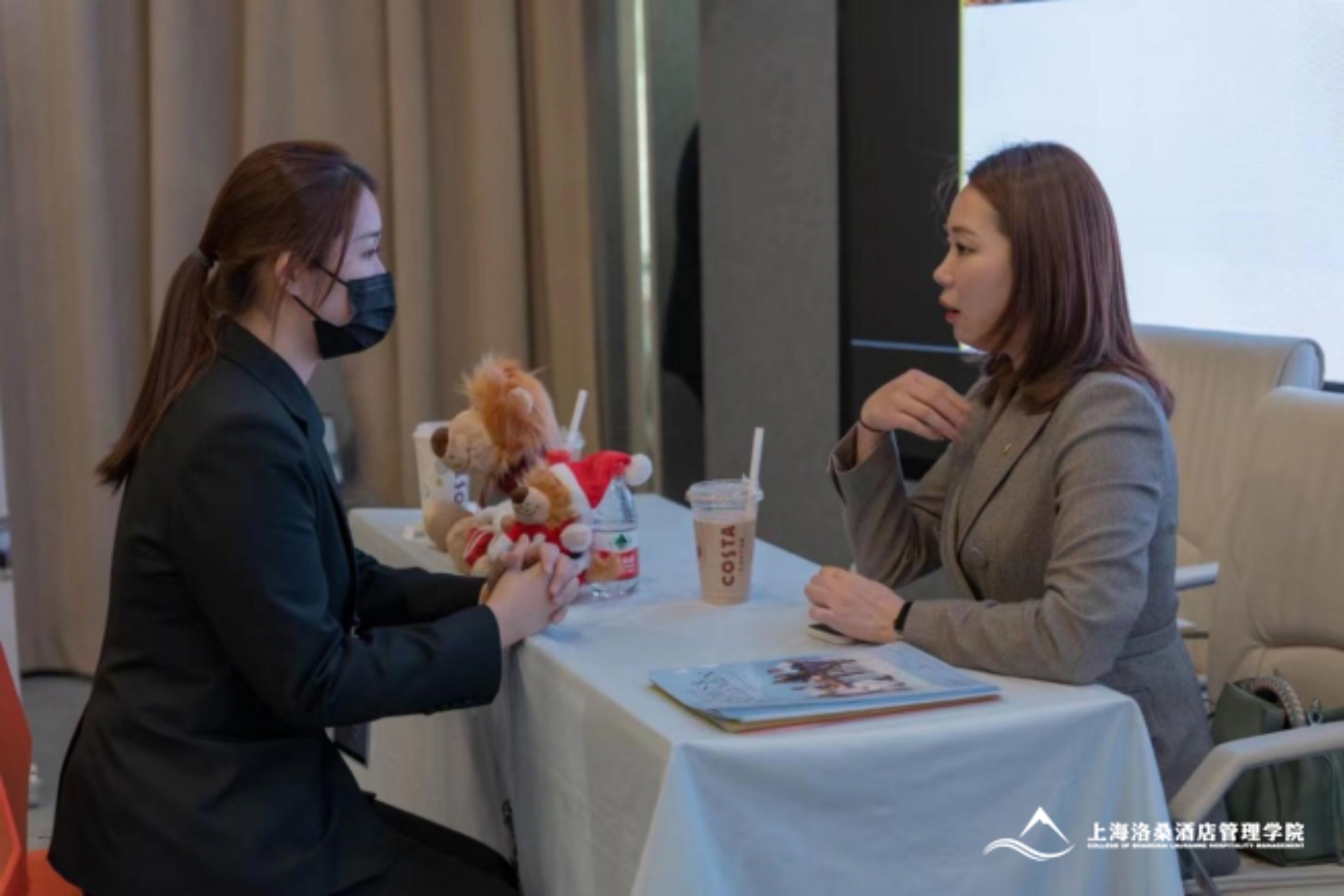 图为学生进行面试 图为学生进行面试