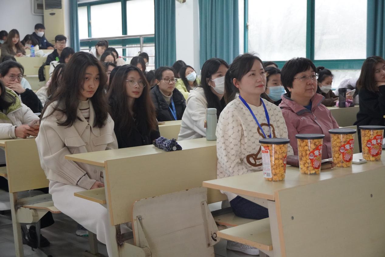 图为会议现场 图为会议现场