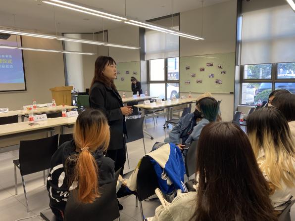 图为现场互动交流 图为现场互动交流