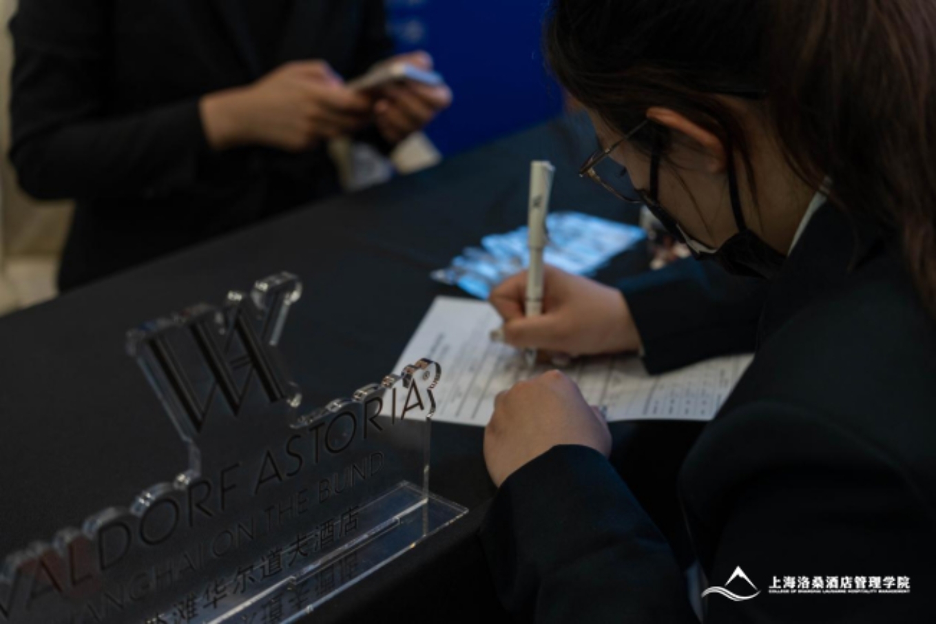 图为学生与酒店签约 图为学生与酒店签约