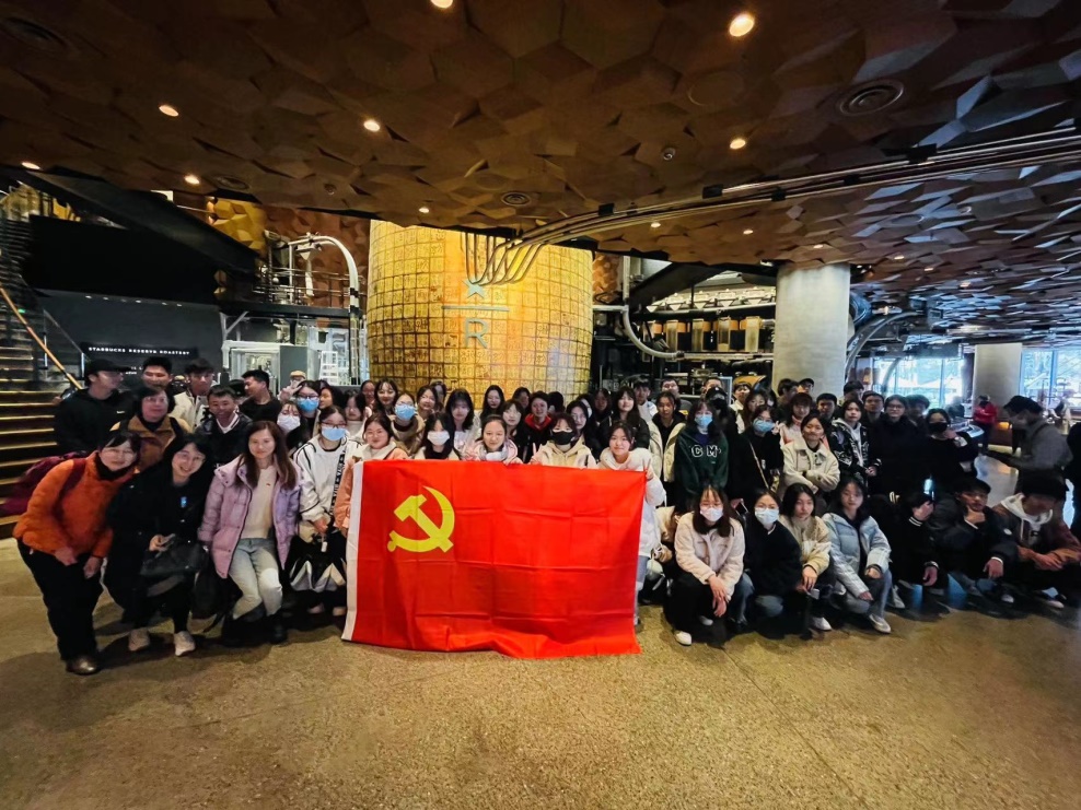 食品系师生在星巴克甄选工坊参加党团活动 食品系师生在星巴克甄选工坊参加党团活动