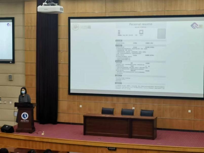 图为陈温瑶老师讲解简历 图为陈温瑶老师讲解简历