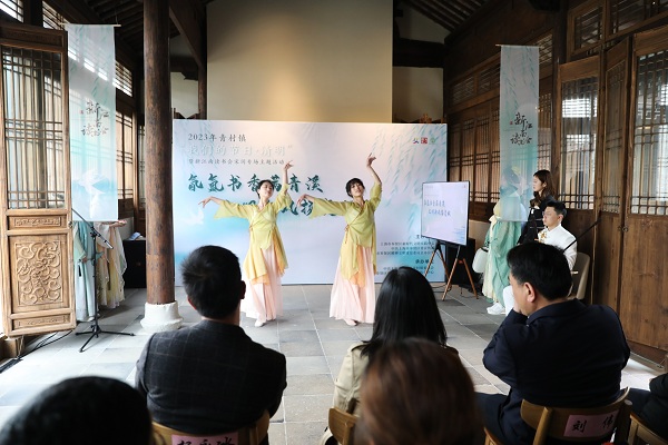 汉服社学生们表演走秀和中国舞 汉服社学生们表演走秀和中国舞