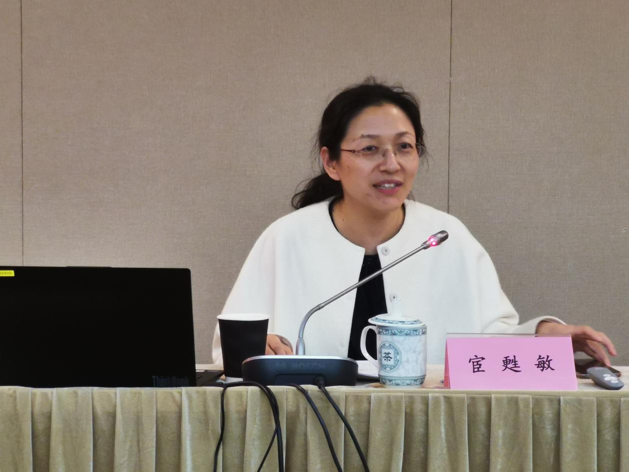 图为市委巡视办巡察指导处副处长宦甦敏同志作专题报告