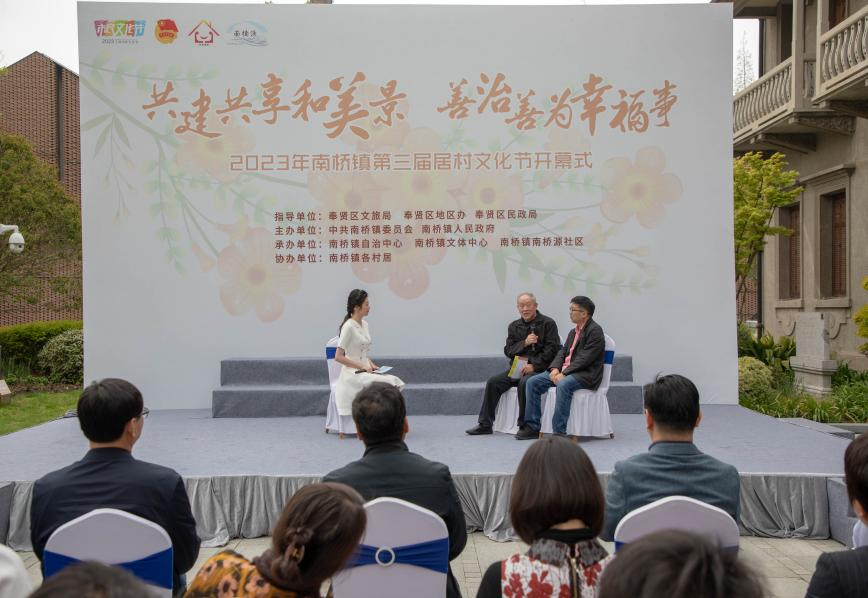 我校大学生艺术团主持队高可欣同学采访嘉宾 我校大学生艺术团主持队高可欣同学采访嘉宾