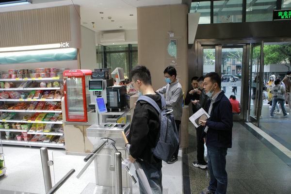 考生进入校内无人超市购买必要的备考物品