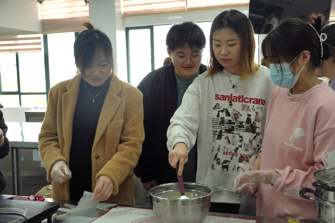 图为老师与同学们一起制作青团 图为老师与同学们一起制作青团