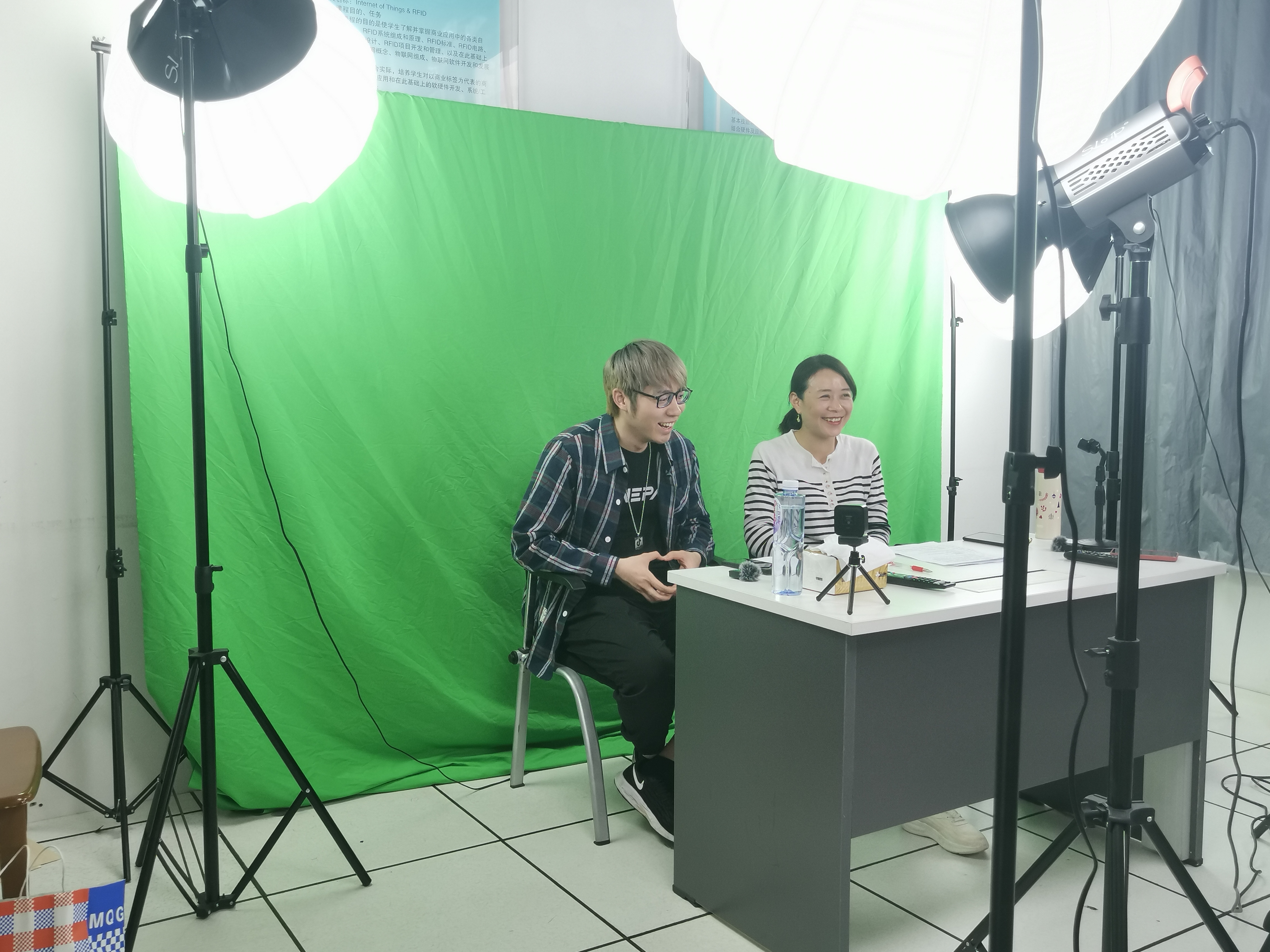 幕后直播照片 幕后直播照片