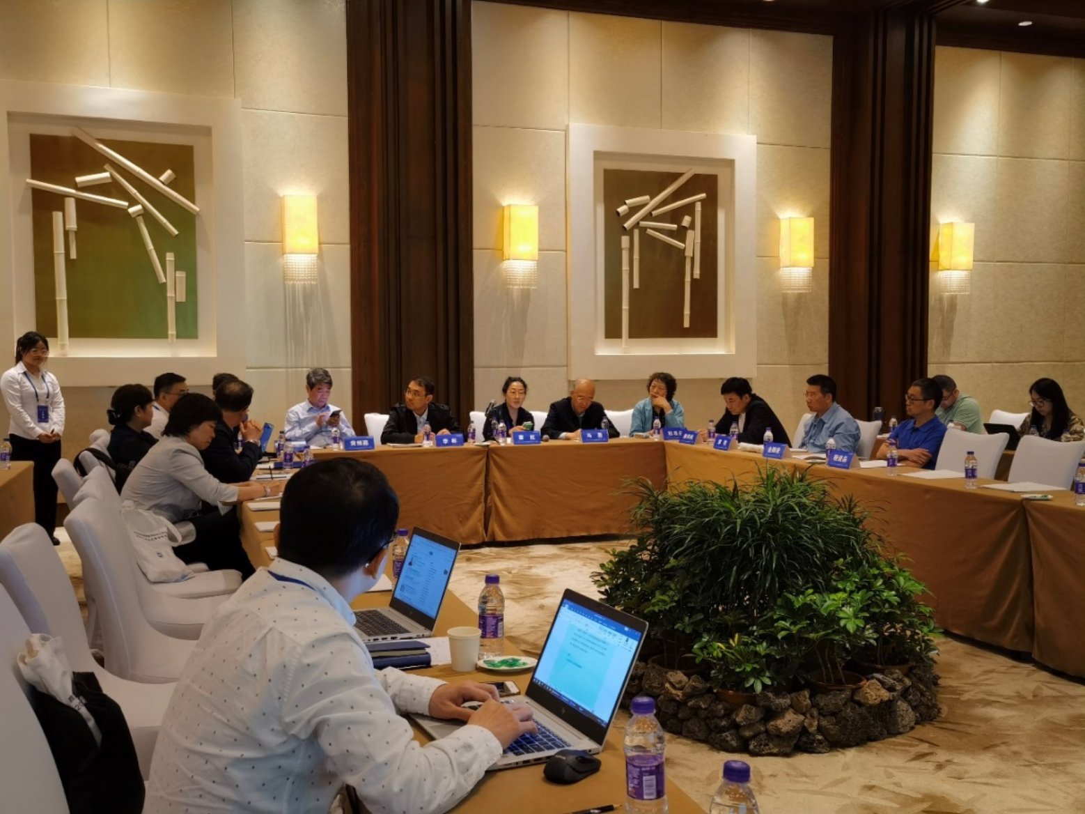 姜红教授组织酒店管理专业分组讨论 姜红教授组织酒店管理专业分组讨论