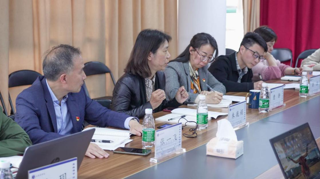 图为校组织部长、工商管理学院教工第一党支部联系人朱巍娟与第一支部党员教师就“如何做好‘双融双创’进行主题研讨
