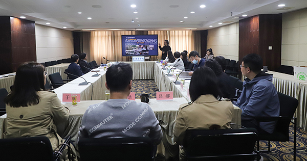 图为艺术设计学院罗兵院长在汇报学院工作开展情况