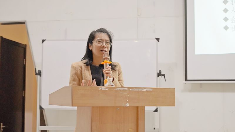 刘昕璐记者在讲授 刘昕璐记者在讲授