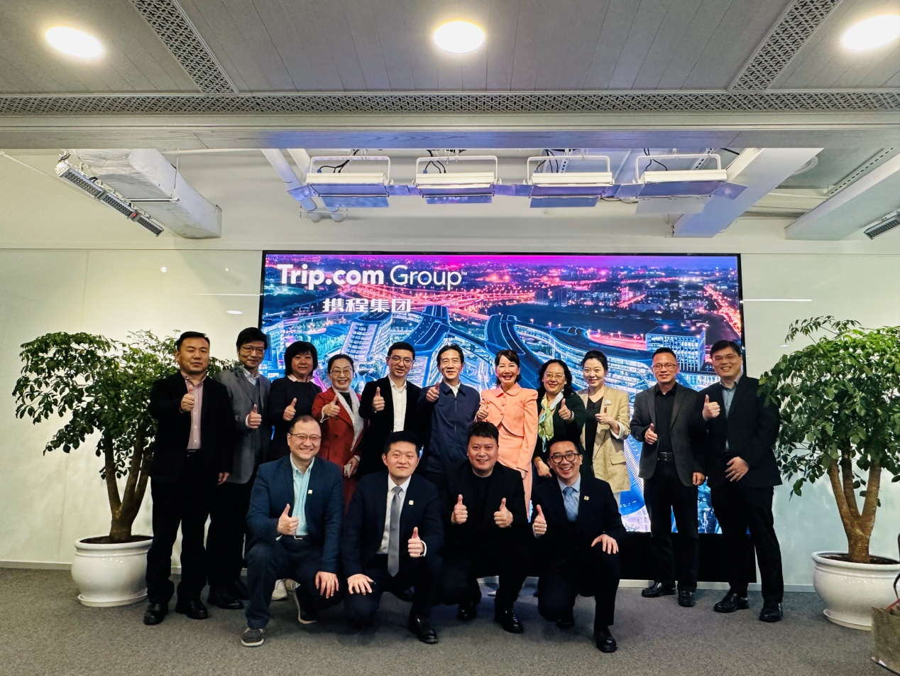 图为与会人员合影