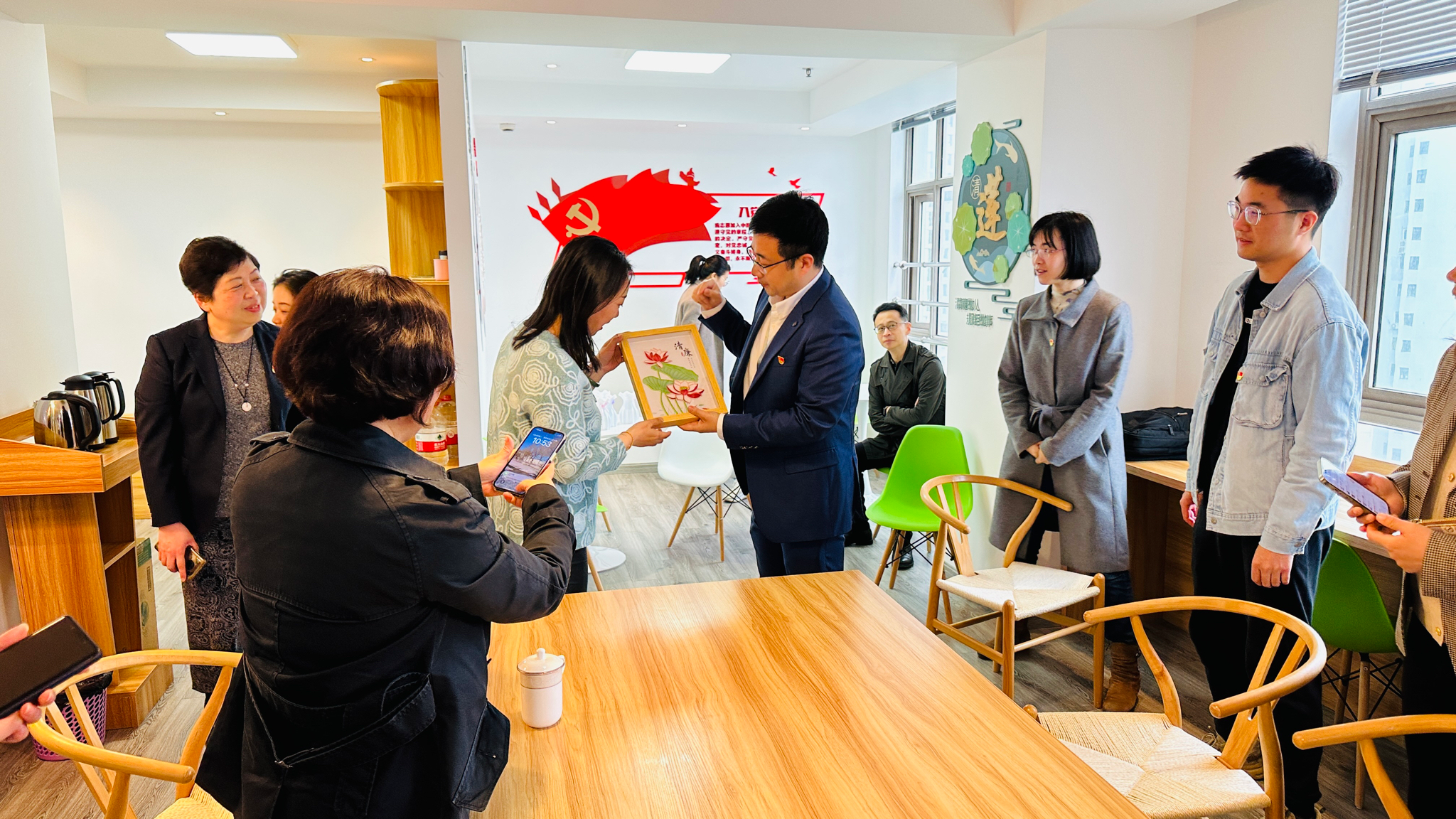 图为陈震书记向伊铭书记赠送非遗衍纸学生作品《清廉》 图为陈震书记向伊铭书记赠送非遗衍纸学生作品《清廉》