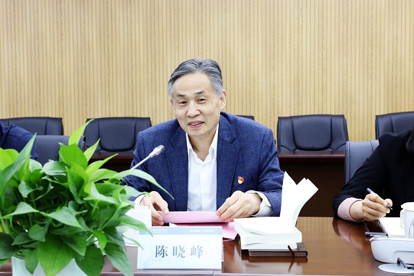 党委副书记陈晓峰对《习近平新时代中国特色社会主义思想专题摘编》进行了导读