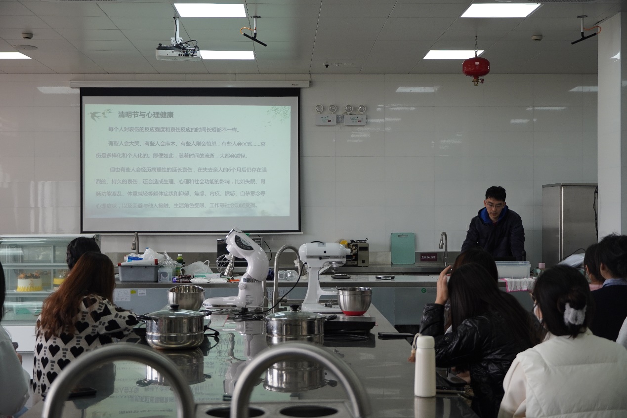 图为潘磊介绍活动流程 图为潘磊介绍活动流程