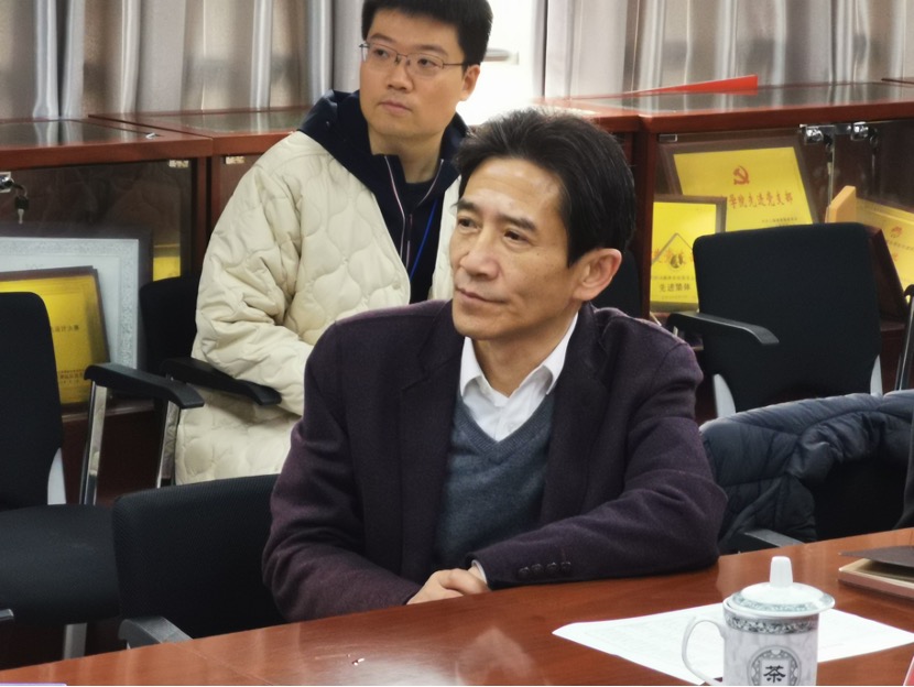 图为吴校长听取学院报告