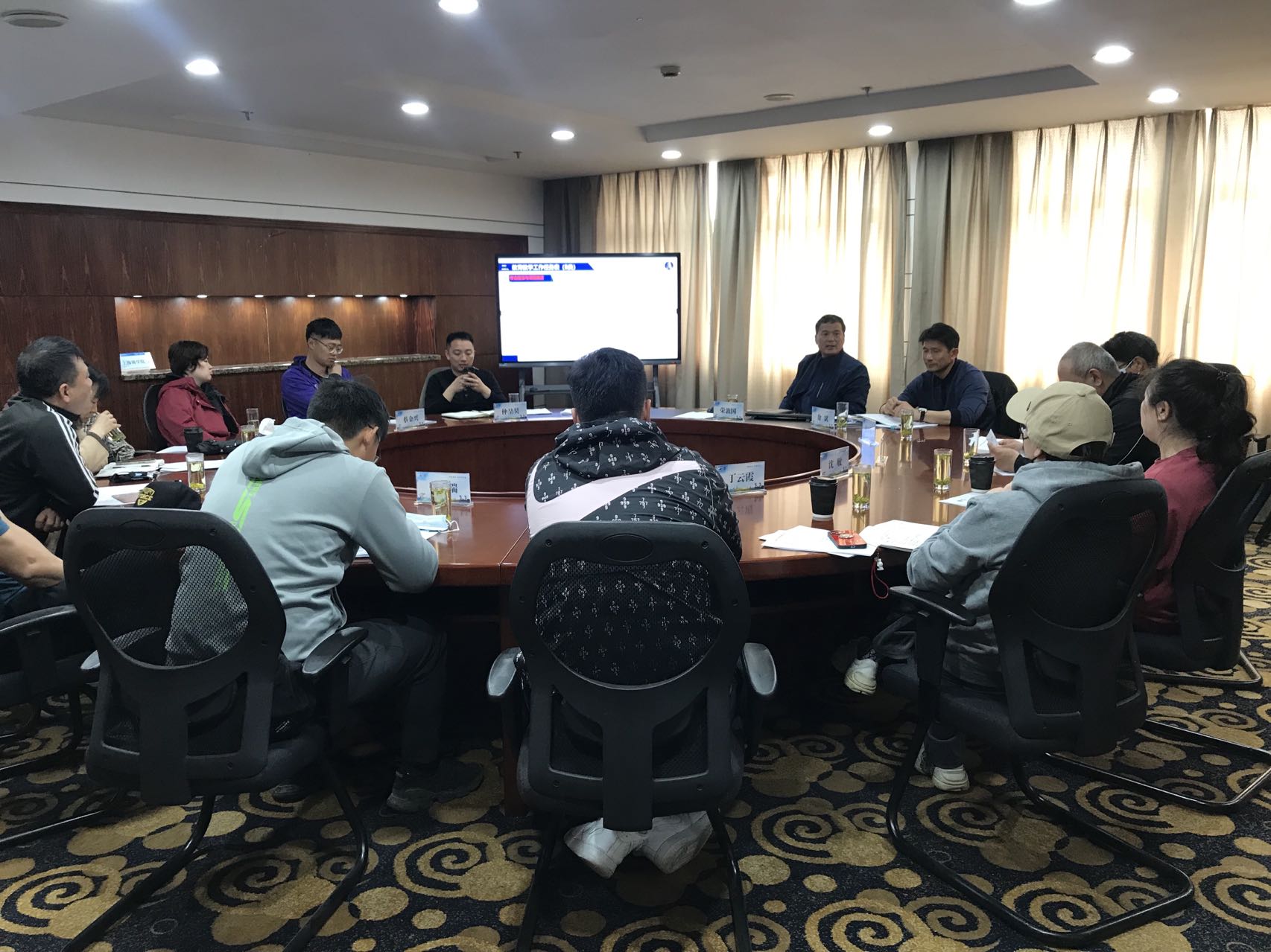 教师们讨论工作 教师们讨论工作