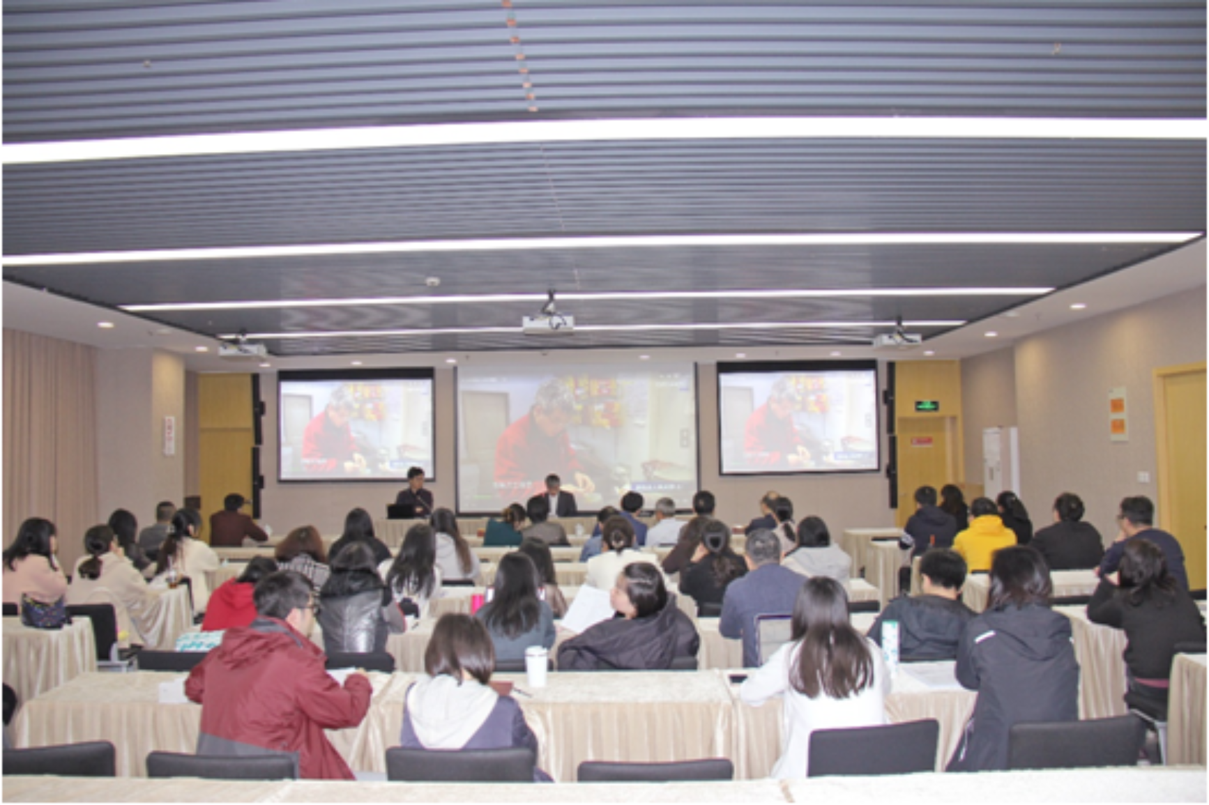 图为劳模李耀生讲座现场