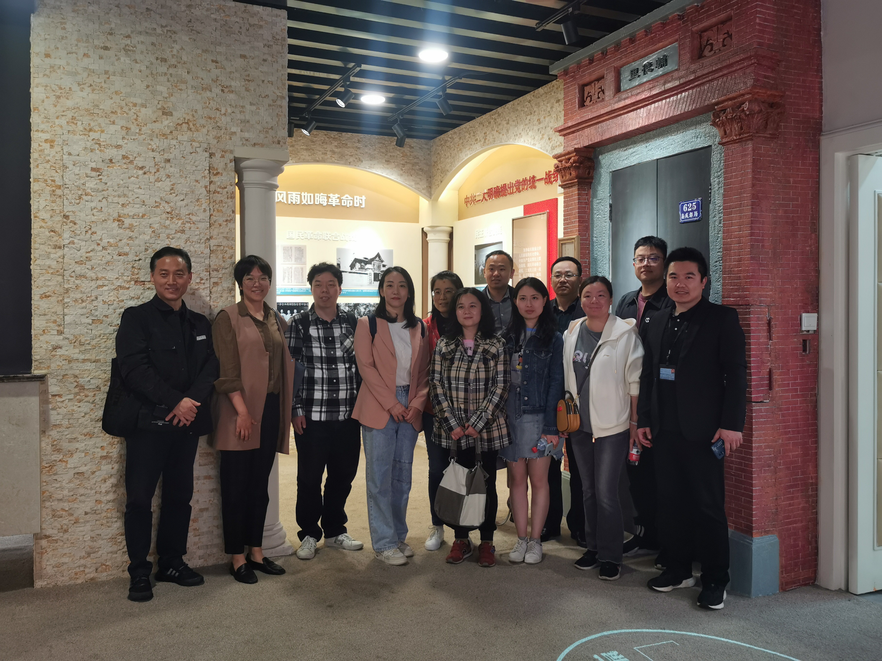 学员参观上海统一战线历史图片实物展