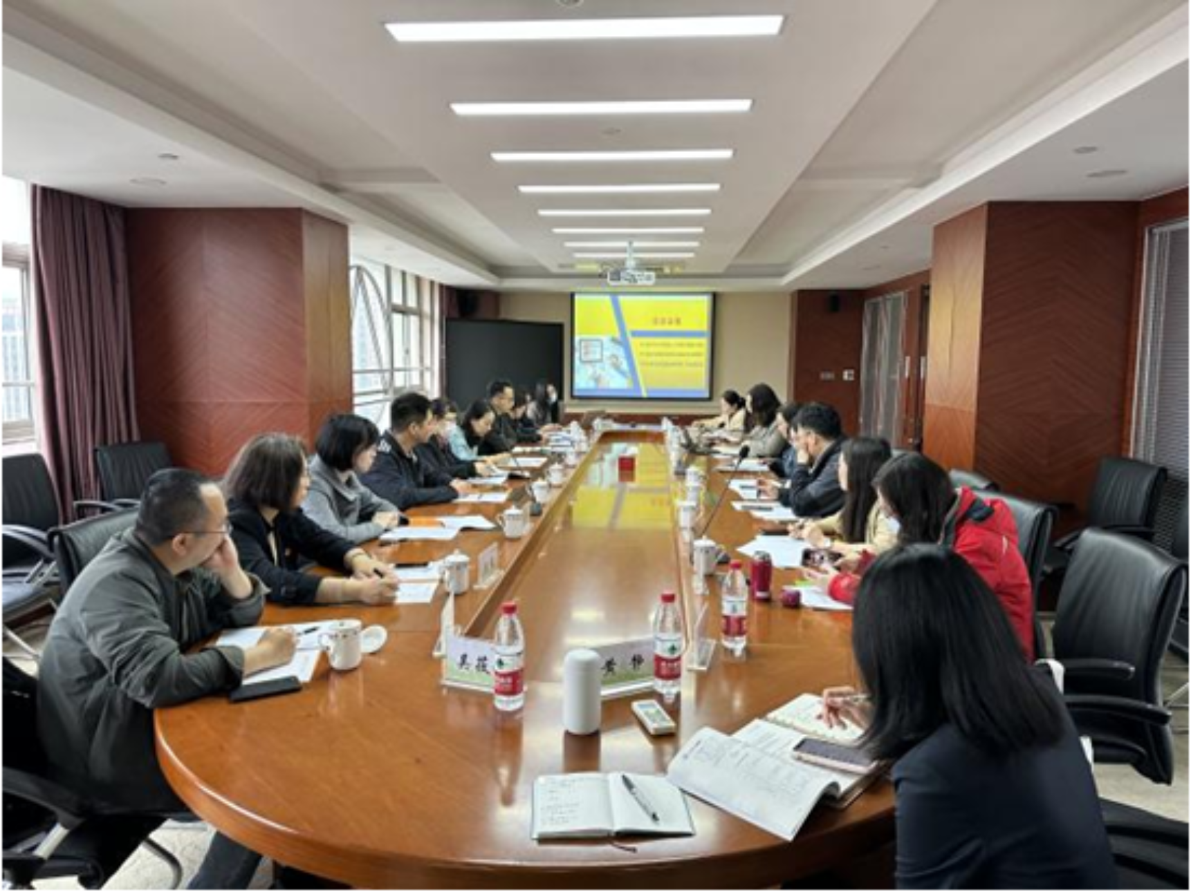 图为会议现场 图为会议现场