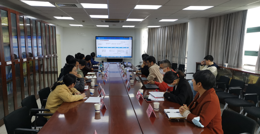 图为韩冬梅院长汇报学院整体情况