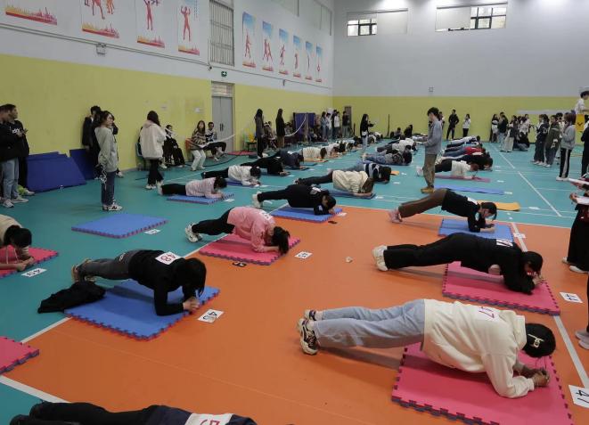 女子组在比赛 女子组在比赛