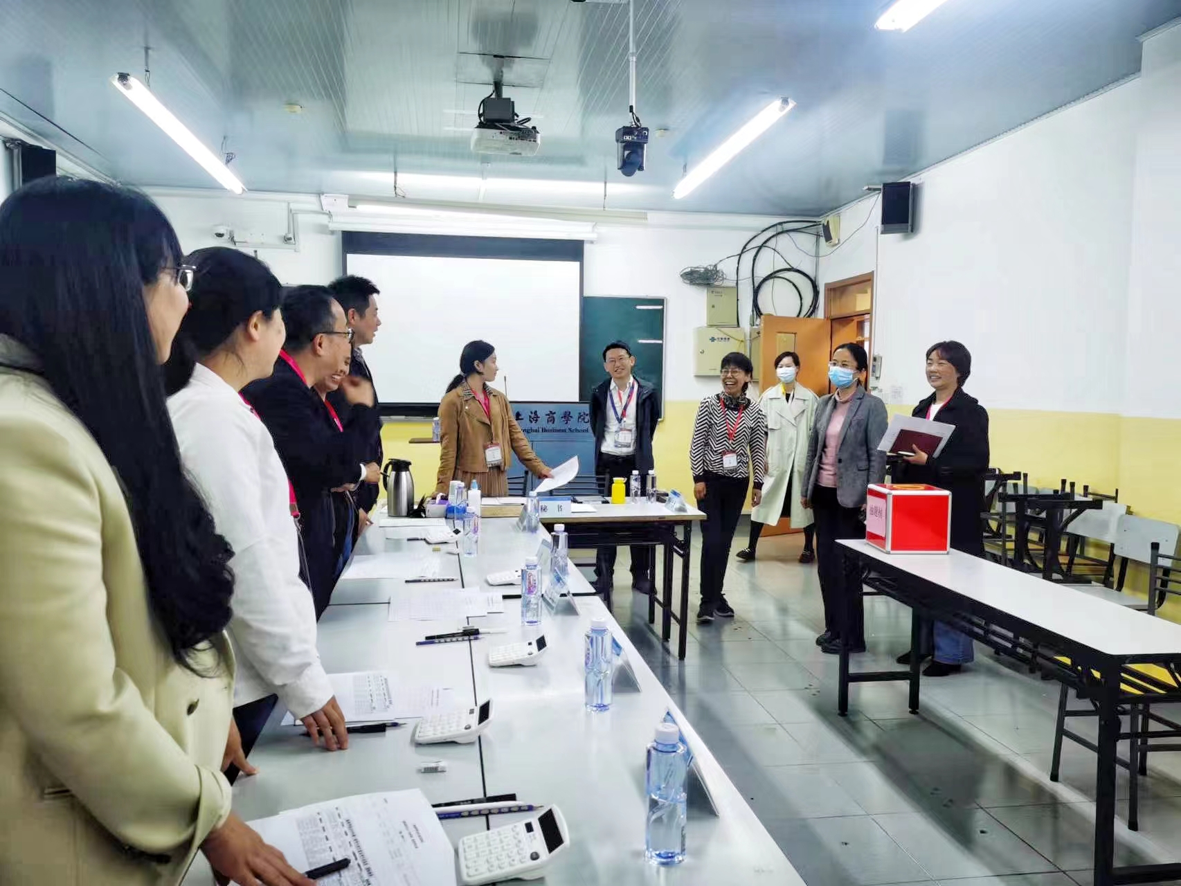 图为学校党委副书记、纪委书记张洁,副校长贺瑛带领纪检监察室、研究生处等部门,深入复试考核现场,对学院复试准备工作进行检查指导 图为学校党委副书记、纪委书记张洁,副校长贺瑛带领纪检监察室、研究生处等部门,深入复试考核现场,对学院复试准备工作进行检查指导