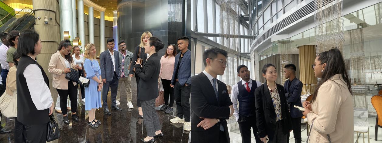 J酒店工作人员与留学生进行沟通交流