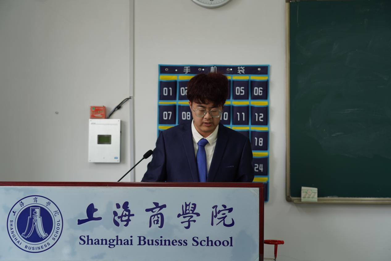 图为选手在讲台上发言 图为选手在讲台上发言