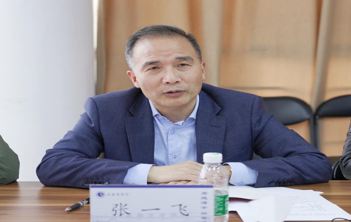 图为张一飞领学