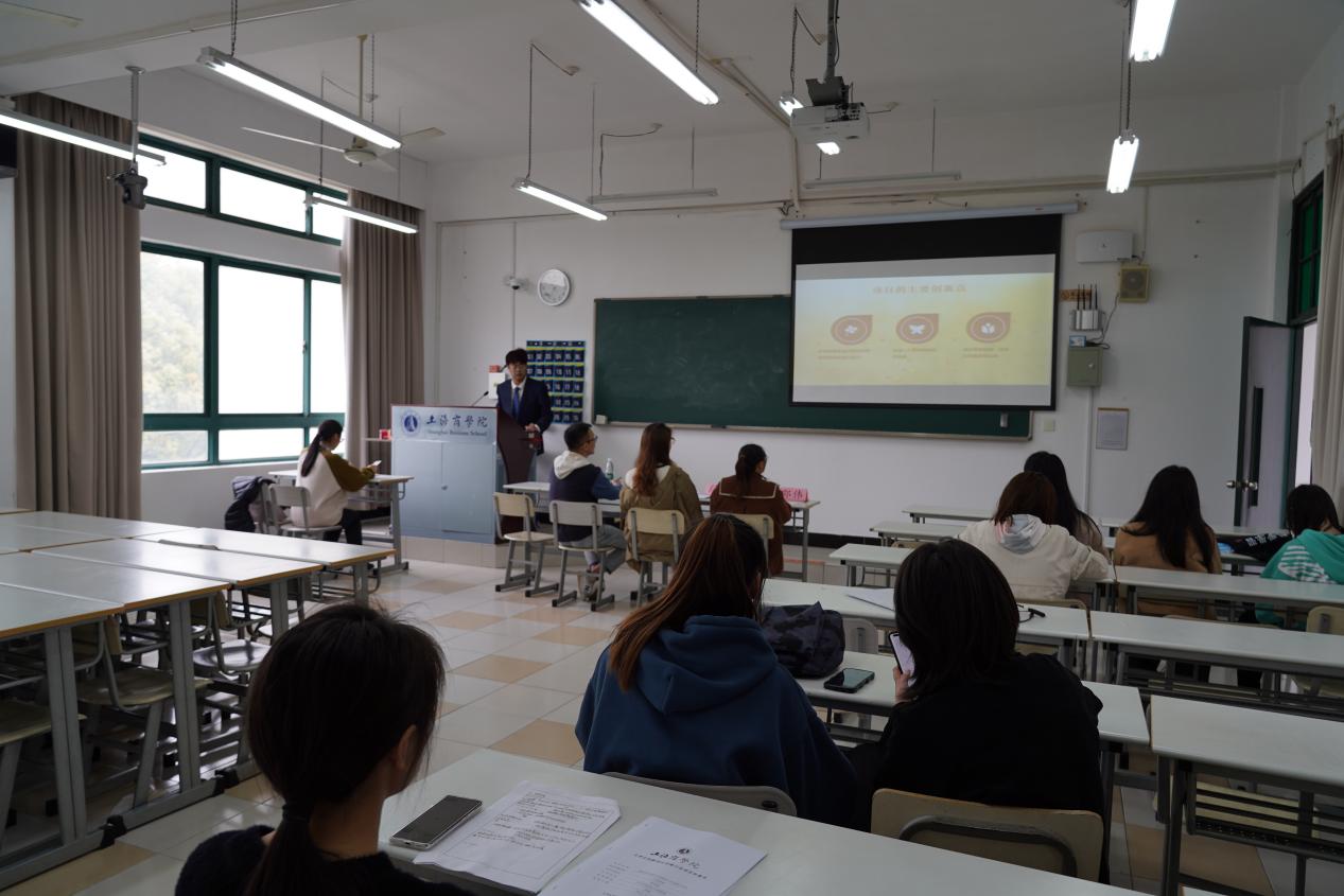 图为答辩现场 图为答辩现场